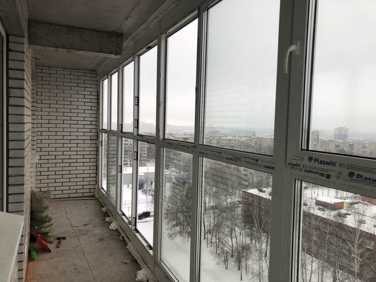 11-заканчиваем-монтаж-стеклопакетов-в-пластиковые-рамы-на-балконе